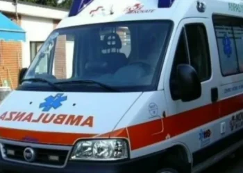 VIDEO/ Momente tmerri, këngëtari i njohur g*ditet nga rryma elektrike gjatë një performance