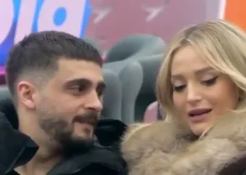 Në orët e vona të natës! Selin dhe Gimbo shkëmbejnë puthje pasionante me njëri tjetrin! (VIDEO)