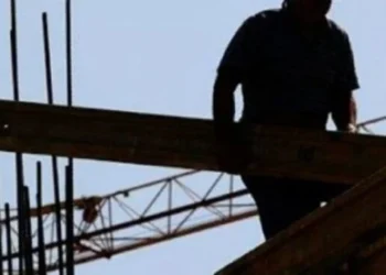 Tragjedi në vendin e punës! Punonin për bukën e gojës, dërrasat zënë poshtë 2 puntorë, humb jetën njëri prej tyre!