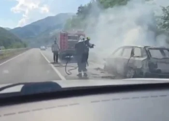 LAJMI I FUNDIT: Makina digj*t shkrumb e hi, shpëtojnë mrekullisht anëtarët e një familje!