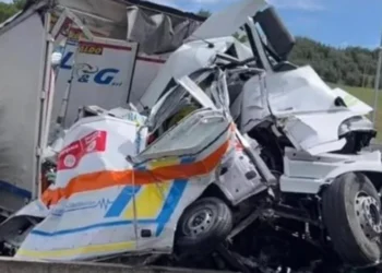 Aksident tr*nditës! Kamioni përpIaset me ambulancën, raportohet bilanc i rëndë i personave të lënduar dhe v*ktima!