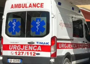 Po montonte një tendë dielli, bie nga lartësia 44 vjecari dhe përfundon në spital!