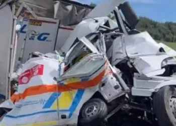 E rëndë/ Kamioni përplaset me ambulancën, raportohet bilanc i rëndë i personave të lënduar, dhe v*ktima