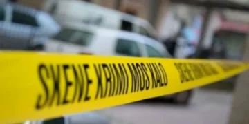 Thellohet dhimbja! Dy vëllezërit u vr*në në derë të shtëpisë, para 3 ditësh kishin v*rrosur të atin