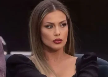 “E zhveshur”, Olta Gixhari poston  foton nga shtrati