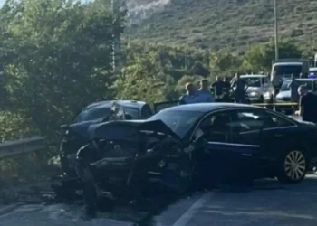 Aksident i rëndë në vend/ Përplasen dy automjete, raportohen dy të vd*kur dhe dy të plagosur