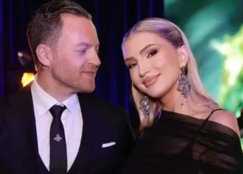 “Dalja e parë pas dasmës”, Lori Hoxha shfaqet me bashkëshortin, por vëmendjen e merr Sara