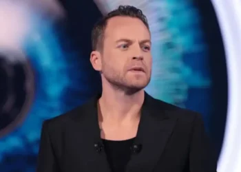 Ledion Liço trazon rrjetin, shfaqet me Zarf të Zl në duar dhe bën këtë paralajmërim (Foto)