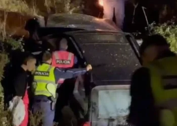 LAJM I FUNDIT/ Aksident i rende në vend, makina përfundon në kanal, disa të plagosur