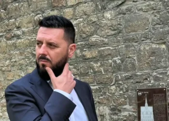 Miri trazon rrjetin, “mohon” gruan e tij dhe i shprehet banores: “Uroj që vajza ime të…”