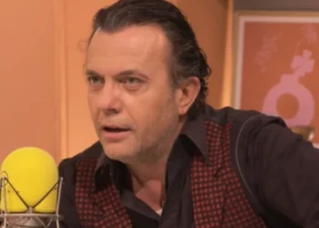 Pamjet që po thyejnë rrjetin! Ja momenti kur Laert Vasili puth ‘me forcë’ në buzë konkurenten e Përputhen (Video)