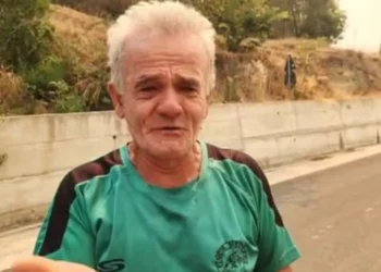 ‘Më dridhen gjunjët, Zoti na shpëtoftë…’ Flet i tmerruar banori i fshatit në Grmash ‘Motrën e kam atje…’