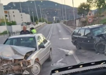 Makinat përplasen “kokë më kokë” në Elbasan!