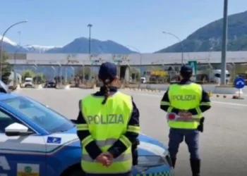 Babai harron pas dy vajzat e tij të mitura në një pikë pushimi në Itali