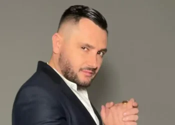 Bes Kallaku nuk fshihet më, publikon foton romantike me partneren e re (FOTO)