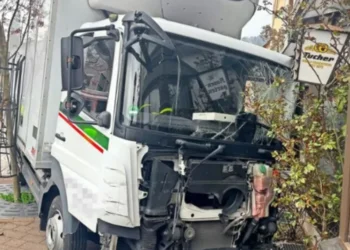 Ngjarje tragjike/ 29-vjeçarja dhe djali i saj 3-vjeç aksidentohen për vd*kje