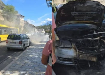 E rëndë! Makina bëhet shkrumb e hi në qytetin e Beratit, shoferi…
