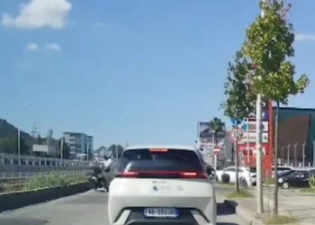 Aksident i frikshëm në vend! Nga përpIasja e fort motorristi ‘fluturon’ në ajër (Video)