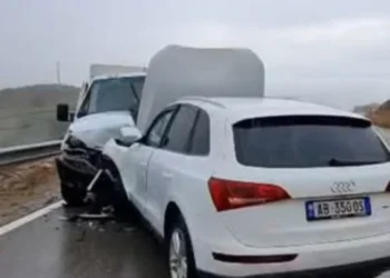 Aksident i frikshëm në vend! Dy makina përplasen kokë më kokë, pesë persona…