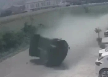 Aksident i fortë në vend, momenti kur makina ‘fluturon’ në ajër nga përplasja