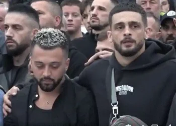 Një nga banorët përmend vëllain i ndjerë të Gjestit/ DJ Gimbo bën reagimin e papritur