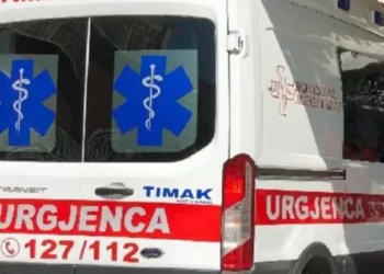 Aksident me vd*kje në autostradën Tiranë-Durrës, makina përplaset me bordurat anësore të rrugës! 28-vjeçari ndërron jetë në spital