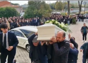 ‘O Flavio, hapi sytë e mos na le…’ Lot, britma dhe dhimbje në cermoninë m*rtore të 19 vjecarit shqiptar që u…