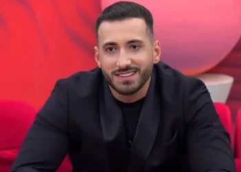 FOTO/ Ja kush është vajza misterioze krah Jozit