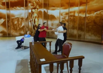 “Lekët e mia i hëngre, mua s’më njeh?” Dy vëllezërit kacafyten para syve të nënës