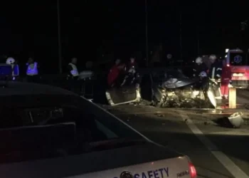 Aksident i rëndë, makina përplaset me autobusin, një i vd*kur dhe katër të plagosur!