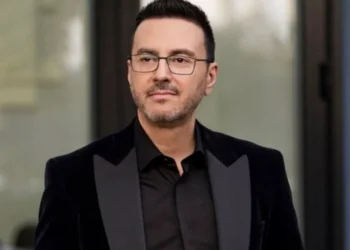 ‘Lamtumirë nënë…’ Pirro Cako humb të ëmën, kjo foto unike ka prekur rrjetin!