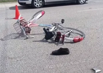 Këpucë e mbetur në asfalt dhe bicikletë e shkatërruar…Aksident në vend, mjeti përplas ciklistin!