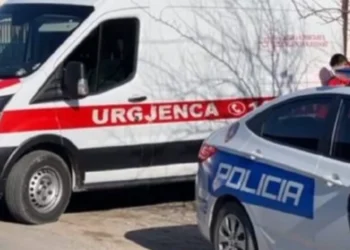 Aksident tronditës në vend! Makina ‘fluturon’ në ajër, përfundon në oborrin e një banese