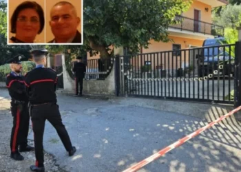 Tmerr! Burri vr*t gruan duke e goditur me gurë në kokë dhe në fytyrë, merr fëmijët dhe…