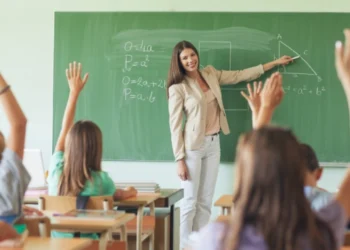 Kod i ri etik për mësuesit/ Që nga veshja deri te rrjetet sociale, ndryshojnë rregullat në arsim