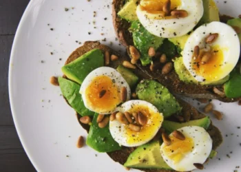 Pesë ushqimet që ‘shkrijnë’ yndyrat pa dietë ekstreme