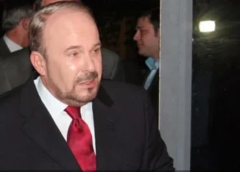 ‘Lindëm, u rritëm, u shkolluam dhe punuam bashkë, ti sot e mbylle!’ Ky është dedikimi më prekës për Fatos Nanon nga ‘mikja e jetës’