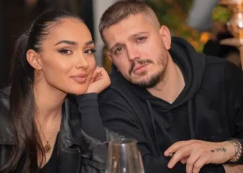 Pas lajmeve për ndarje nga Elgiti, Klea bën këtë postim