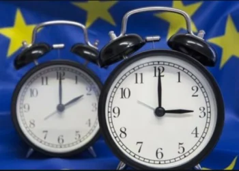 Ora dimërore, ja kur akrepat do të kthehen 60 minuta mbrapa