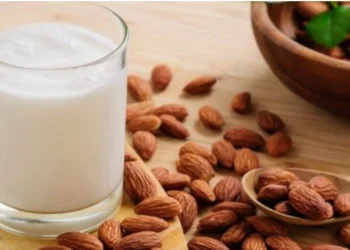 Nga qumështi te vezët, ja cilat janë ushqimet më të mira për shëndetin e kockave