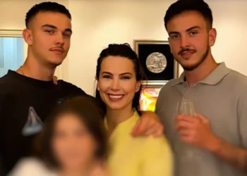 Dhu*uan policin dhe krijuan kaos në komisiariat/ Dy djemtë e Valbona Selimllarit u nxorrën jashtë lokalit në Bllok, si nisi “çmenduria” e 2 të rinjve