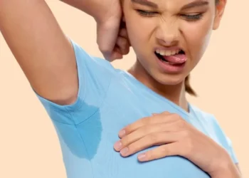 Djersitje e tepruar: normale apo shenjë e një problemi shëndetësor? Ja pse shkaktohet…