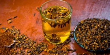 8 përfitime shëndetsore të ujit me karafil që ndoshta nuk i keni ditur më parë