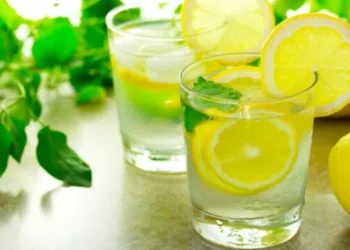 Pse duhet të filloni menjëherë të konsumoni ujë të ngrohtë me limon