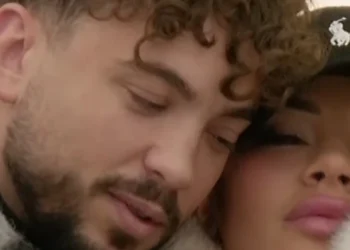 Më në fund: Toney ia rrëmben puthjen Benitës