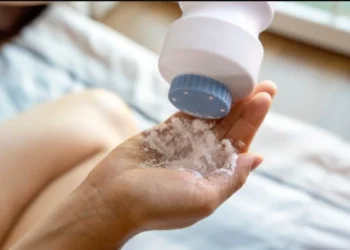 Pasi të zbuloni për çfarë përdoret pudra e bebes, s’do e hiqni kurrë më nga çanta