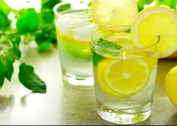 Kur është koha e duhur për të pirë ujë me limon? Mesojeni nje here e mire