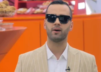 Një djalë i verbër bëhët banorë në “BBVA”