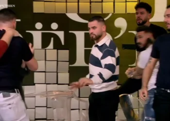 “Ai është TAP, pi alkool…”/ PLAS GRUSHTI në Përputhen, çfarë ndodhi mes djemve? DEL VIDEO