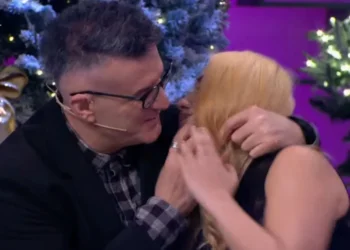 Çfarë ndodhi në studio? Puthja e PAPRITUR mes Bledi Manes dhe konkurrentes së “Për’puthen” (Video)